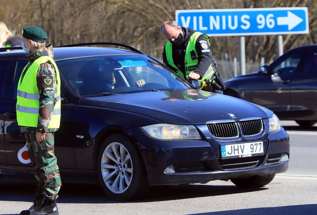 Automobilių patikra prie įvažiavimo į Kauną