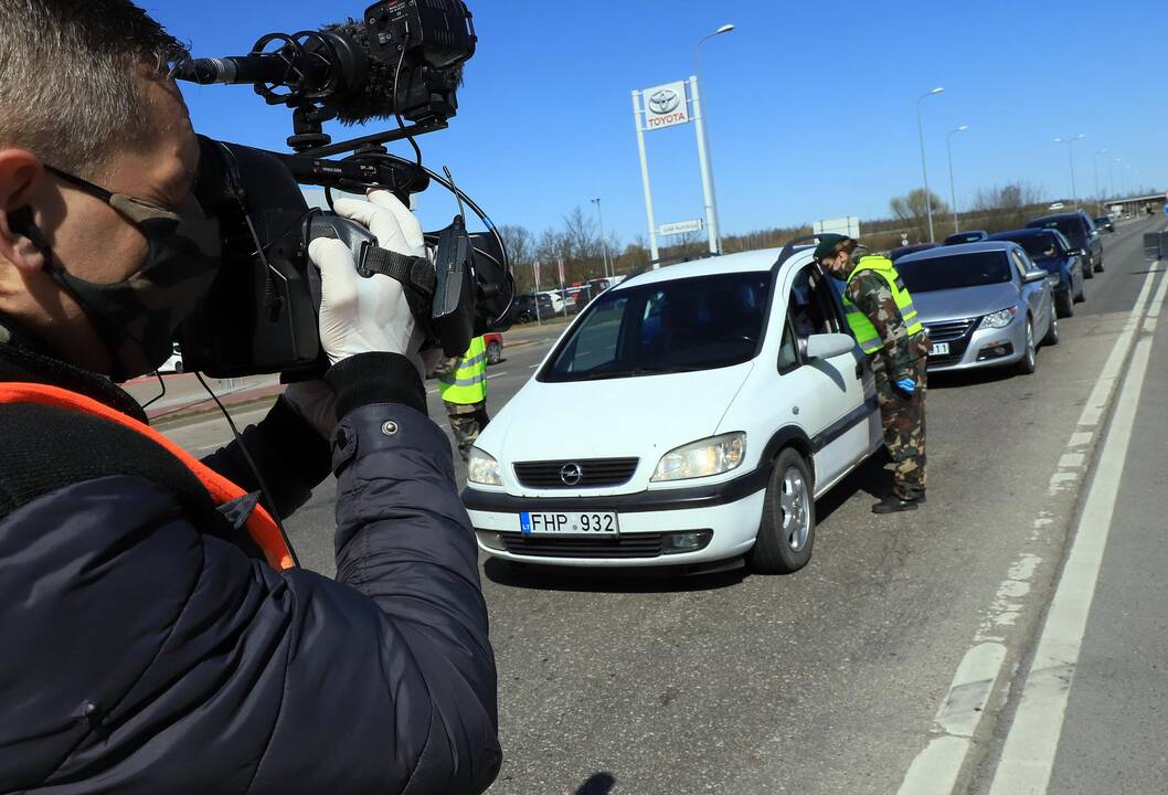 Automobilių patikra prie įvažiavimo į Kauną