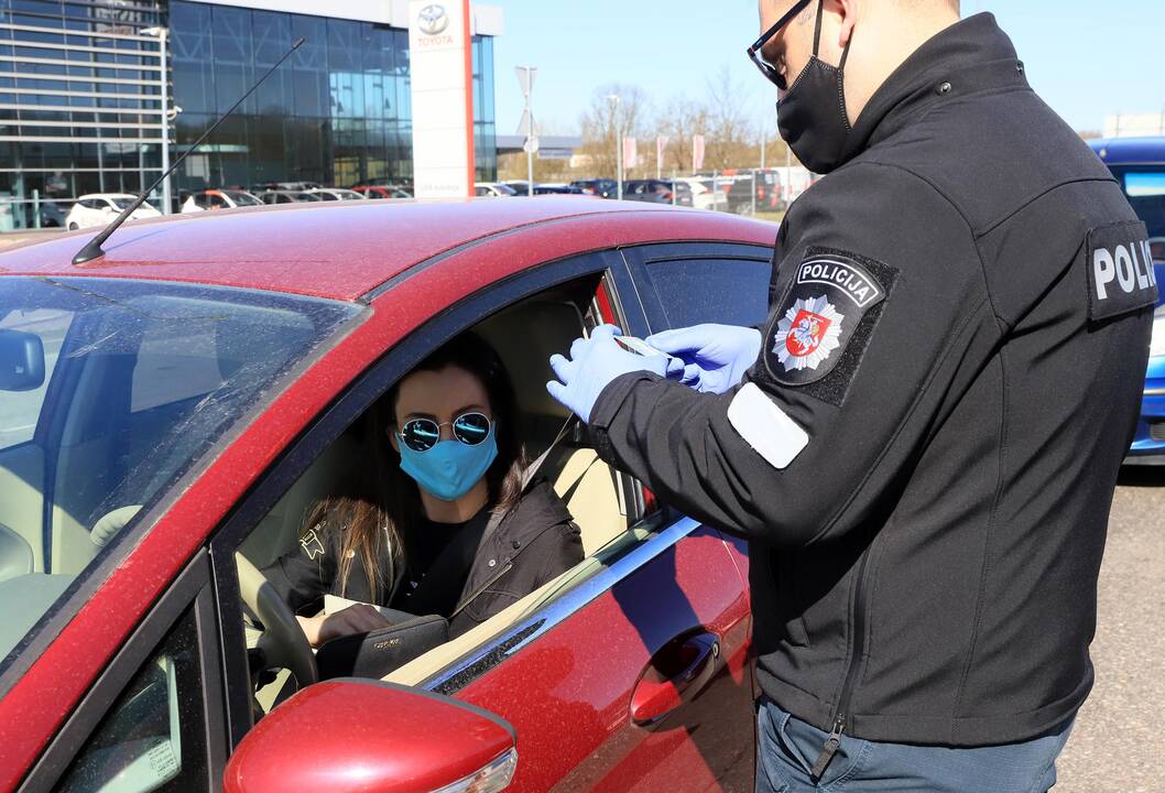 Automobilių patikra prie įvažiavimo į Kauną