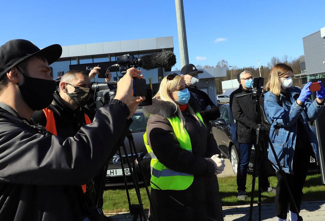 Automobilių patikra prie įvažiavimo į Kauną