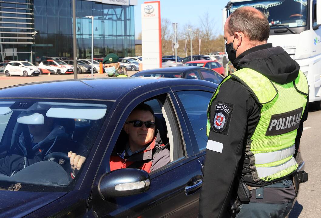 Automobilių patikra prie įvažiavimo į Kauną