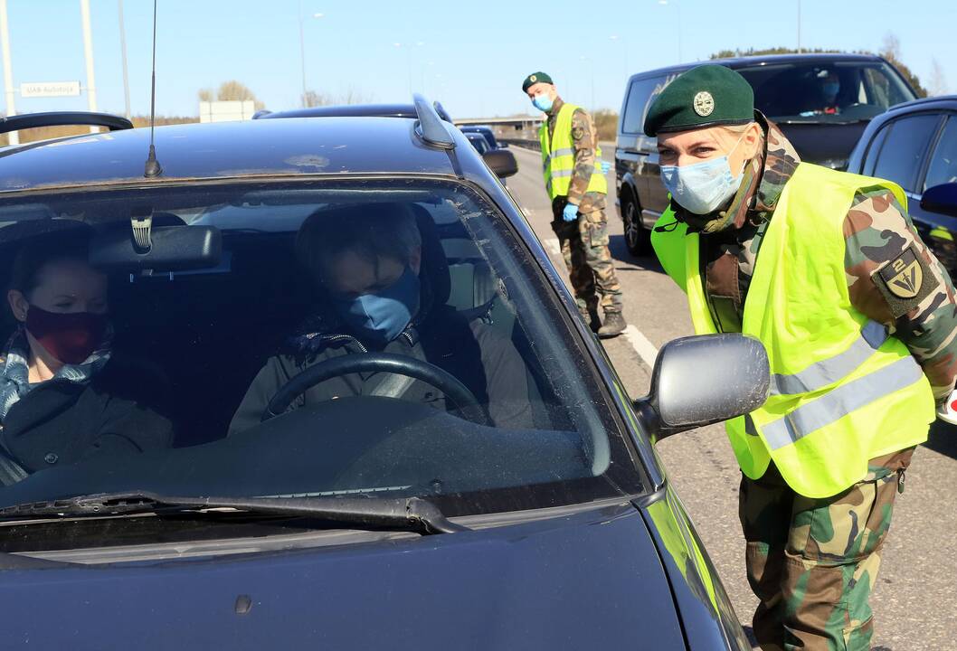 Automobilių patikra prie įvažiavimo į Kauną