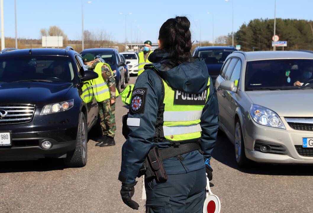 Automobilių patikra prie įvažiavimo į Kauną