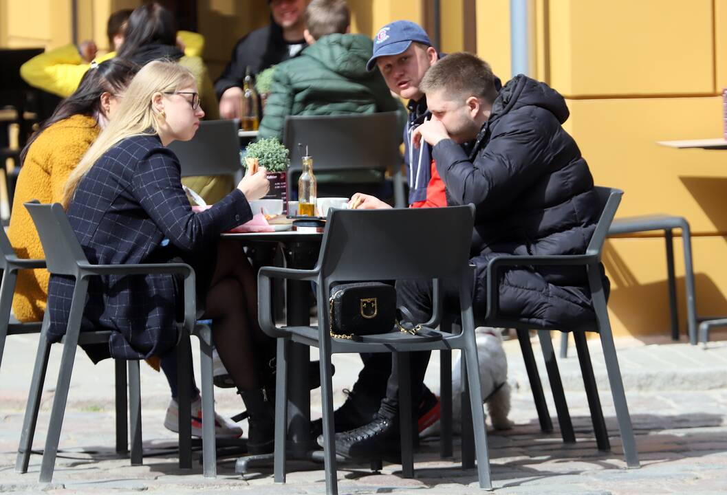 Karantinas tirpsta lauko kavinėse