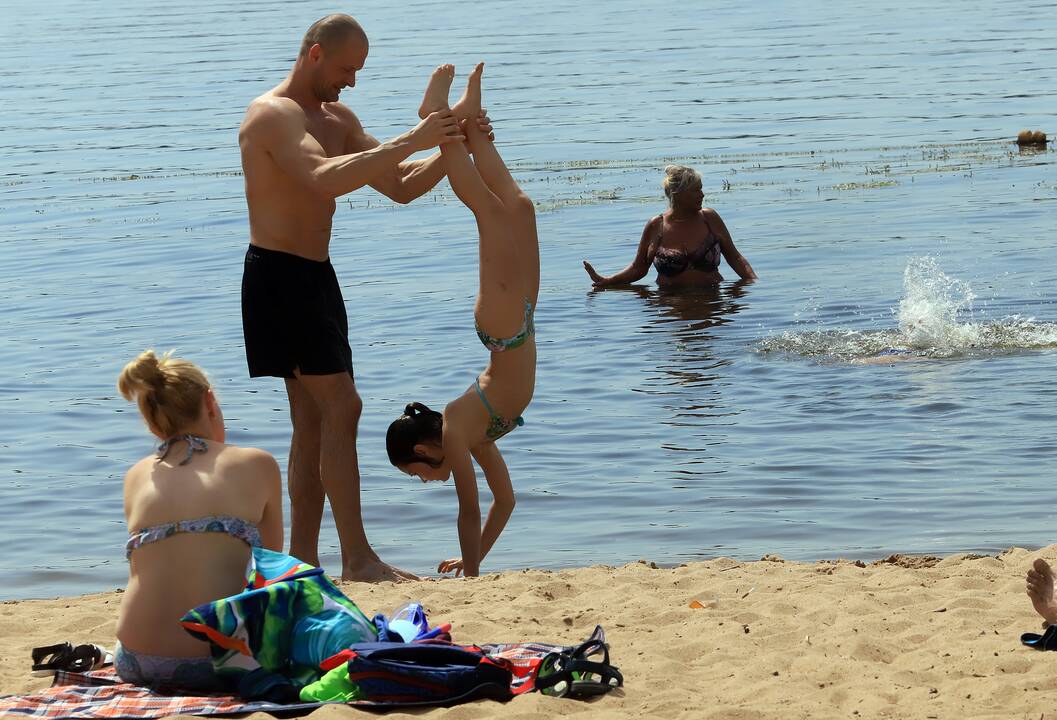 Kauniečiai gelbėjasi nuo karščio