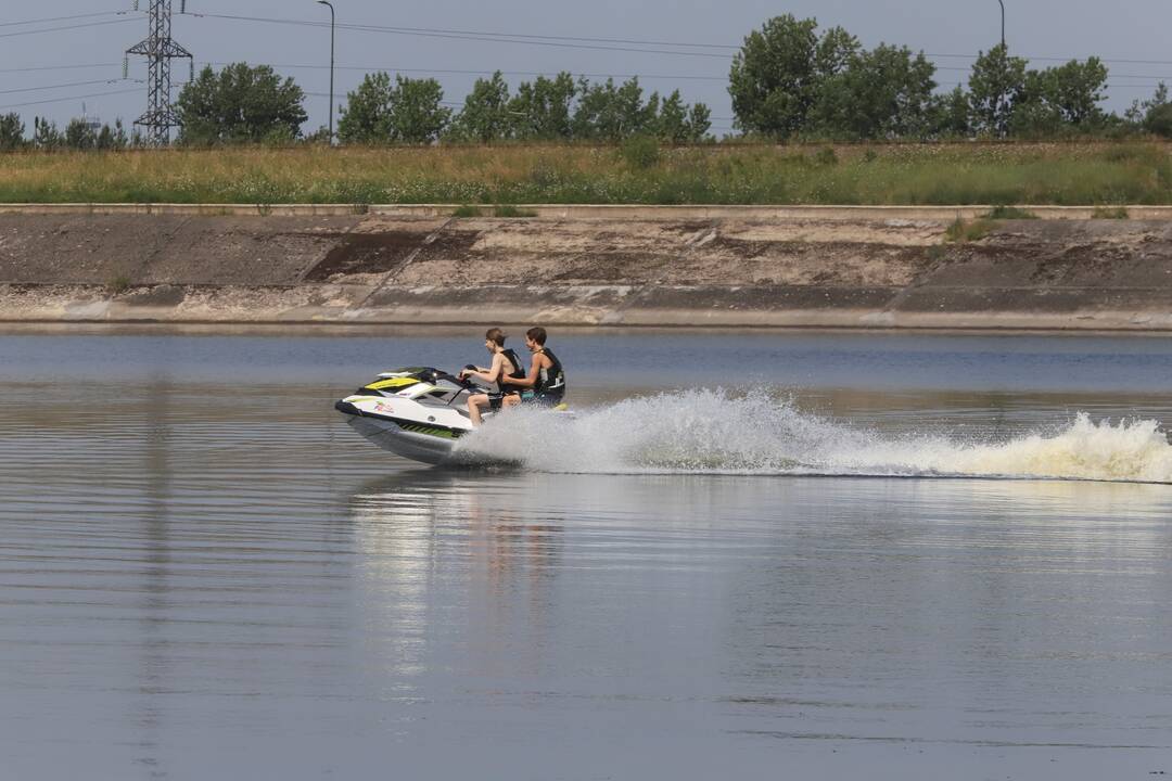 Kauniečiai gelbėjasi nuo karščio