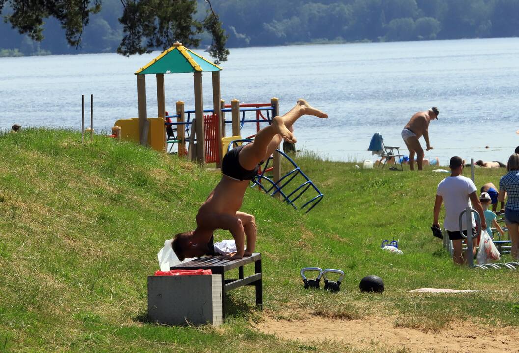 Kauniečiai gelbėjasi nuo karščio