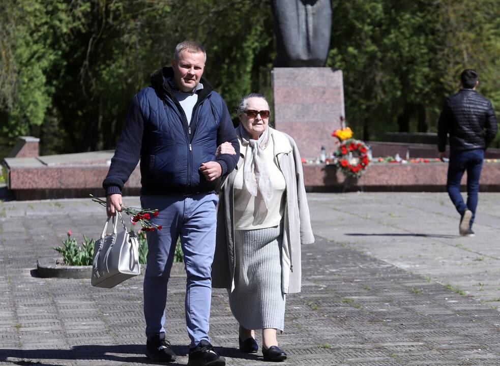 Provokacija Kauno kapinėse: ant medžių – draudžiami naudoti simboliai