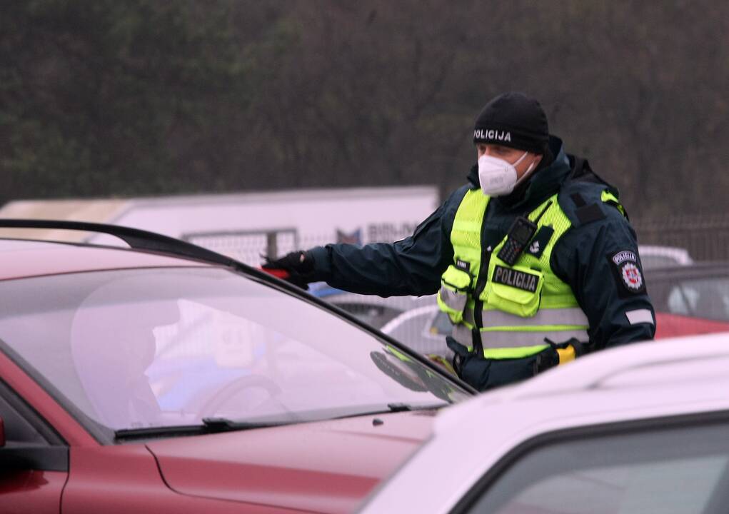 Kontrolės postai Kaune pradėjo savo darbą