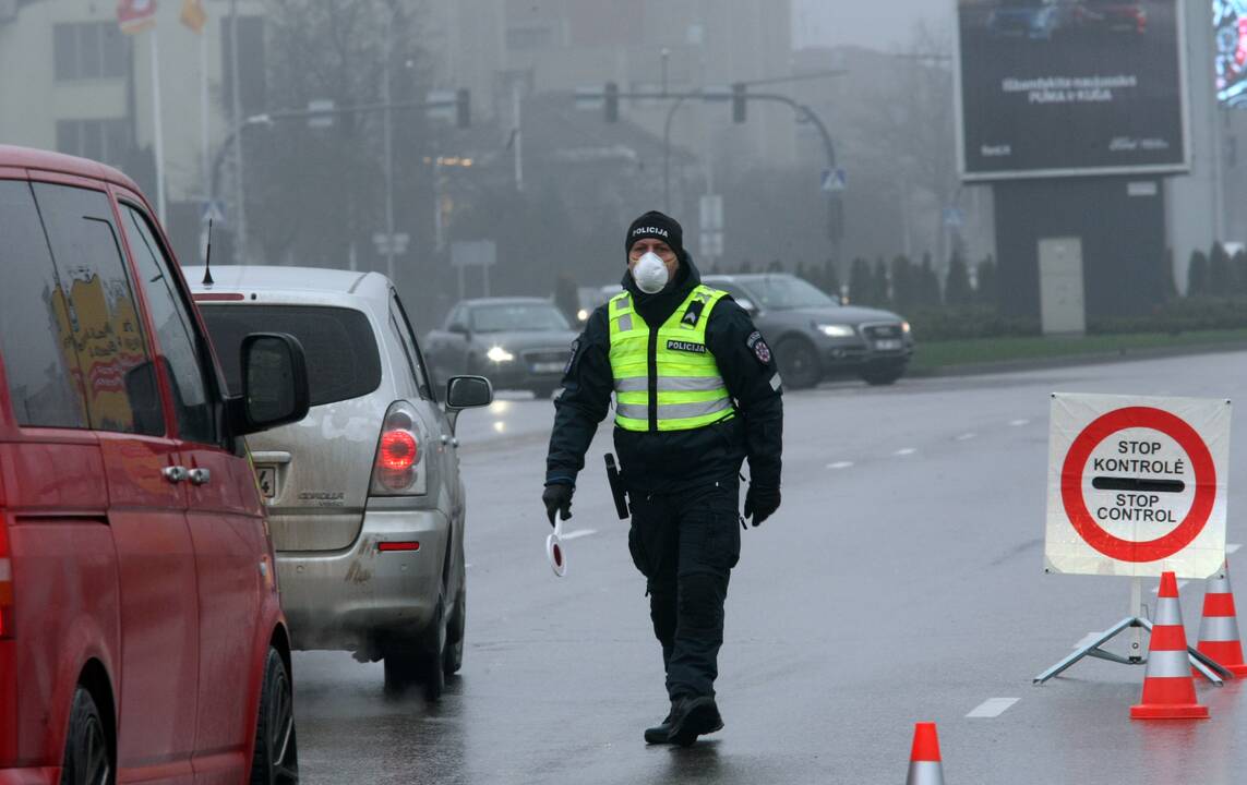 Kontrolės postai Kaune pradėjo savo darbą