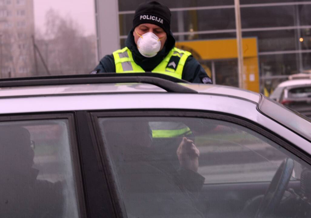 Kontrolės postai Kaune pradėjo savo darbą