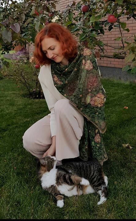 Magija: tapymą ant šilko A.Urbonienė vadina meditacija, leidžiančia išreikšti kūrybinius sugebėjimus, nuotaiką ir emocijas.