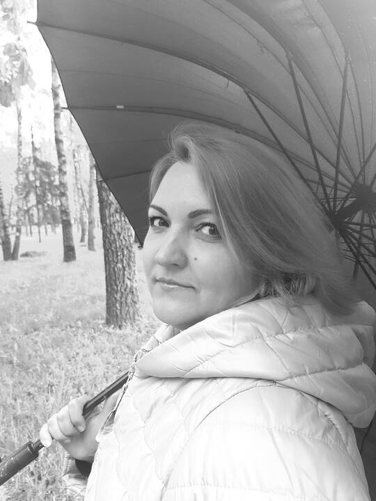 Kukliai: pasirinkusi blyškius tonus autoportretui, R.Kukuraitienė juokauja, kad geriau už ją tekalba jos darbai.