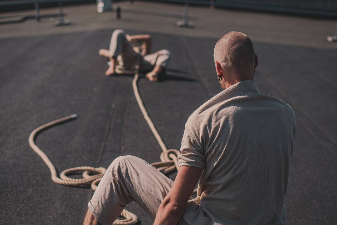 Jungtis: spektaklio pagrindu tapo dialogas, kurio tarpininku, trečiuoju nebyliu nariu, tampa virvė.