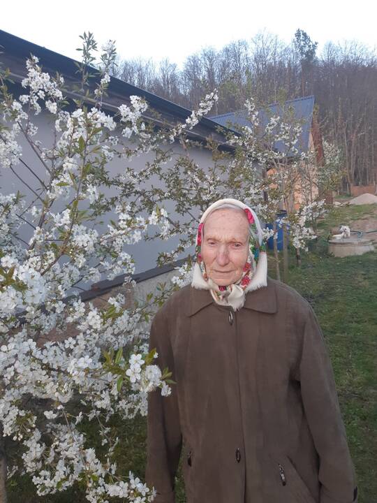 Kartos: garbaus amžiaus senolė myli ir rūpinasi proanūkiais.