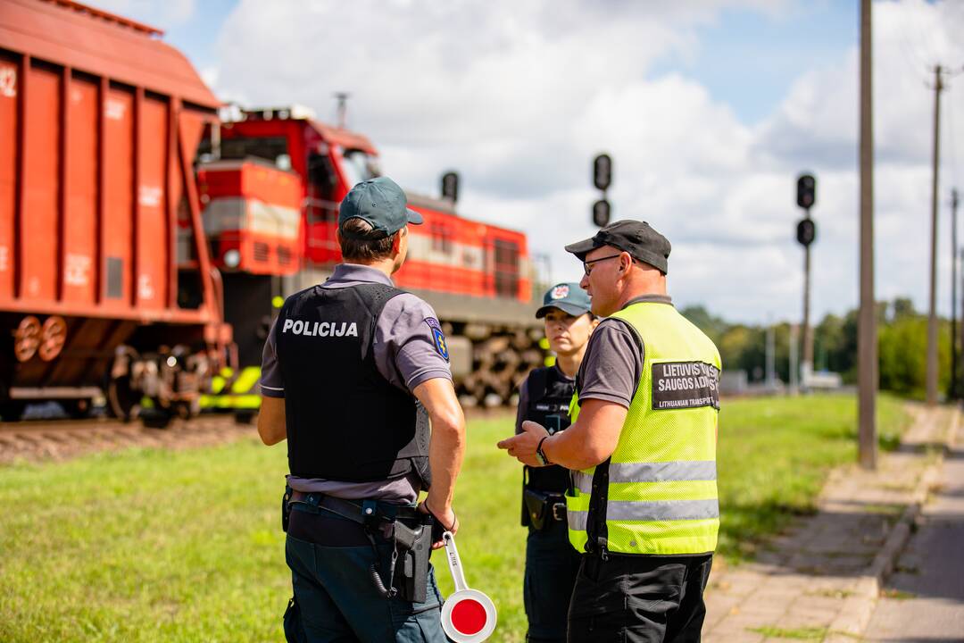 Tikrino, ar nevaikšto geležinkelio bėgiais – surašyti trys protokolai