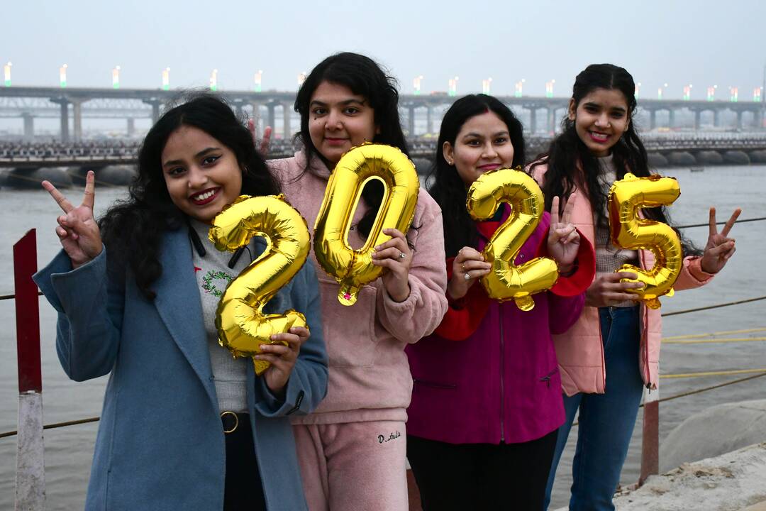 Pasaulis pasitinka 2025-uosius metus 