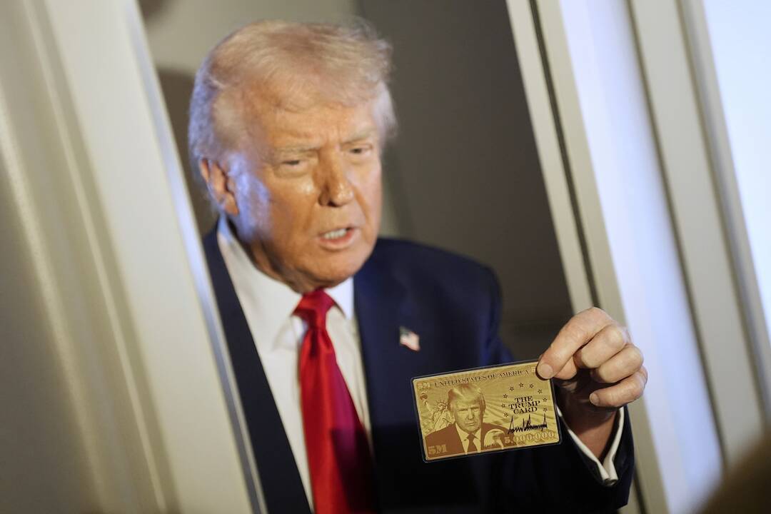 Trumpas pristatė turtingiems imigrantams skirtą „Auksinę kortelę“