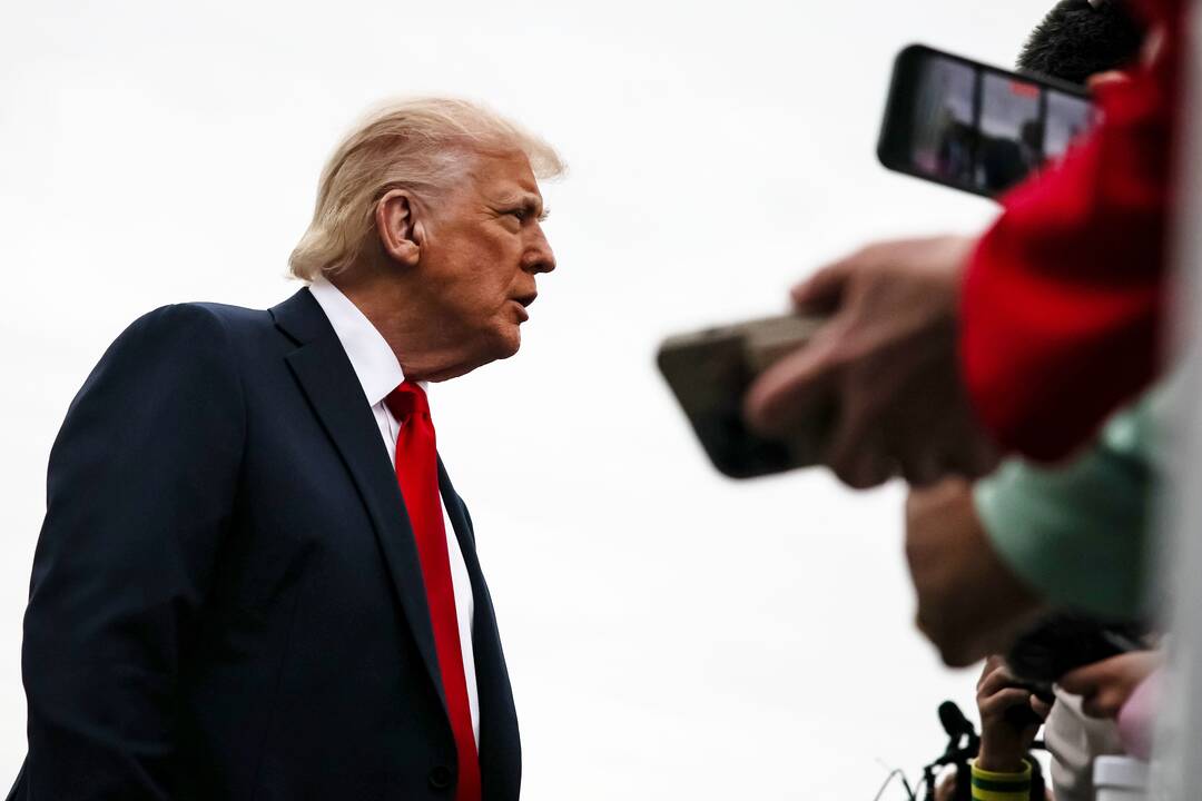 Trumpo reitingai nuosekliai slenka žemyn