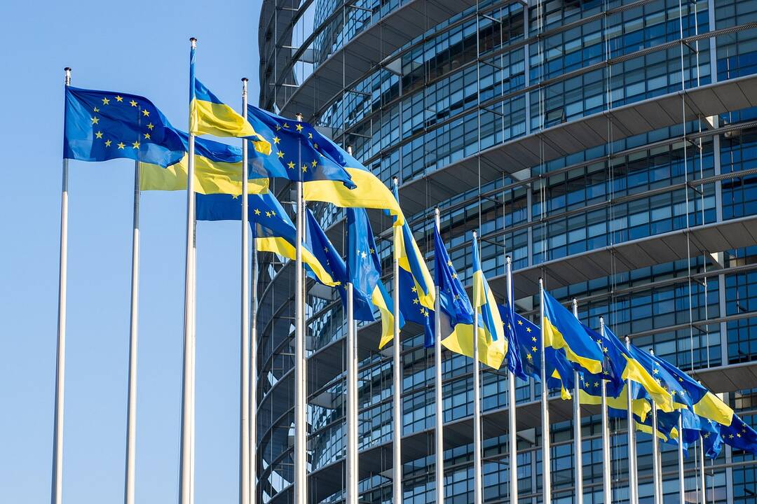 ES: sankcijos Rusijai liks, kol iš Ukrainos nebus besąlygiškai išvestos Maskvos pajėgos
