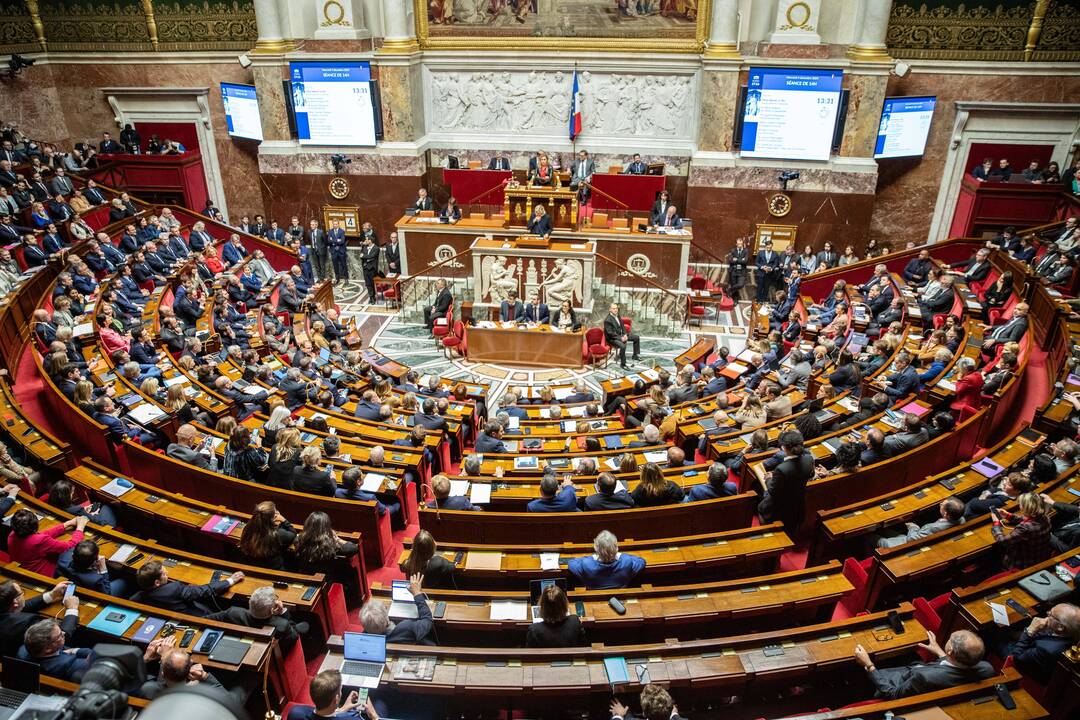 Prancūzijos parlamentas nuvertė vyriausybę, ragina trauktis ir prezidentą