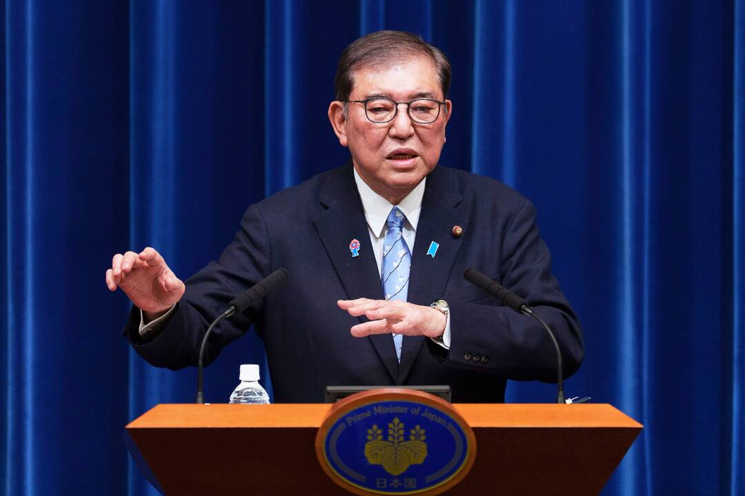 Japonų premjeras sako sutaręs su D. Trumpu tęsti derybas dėl muitų