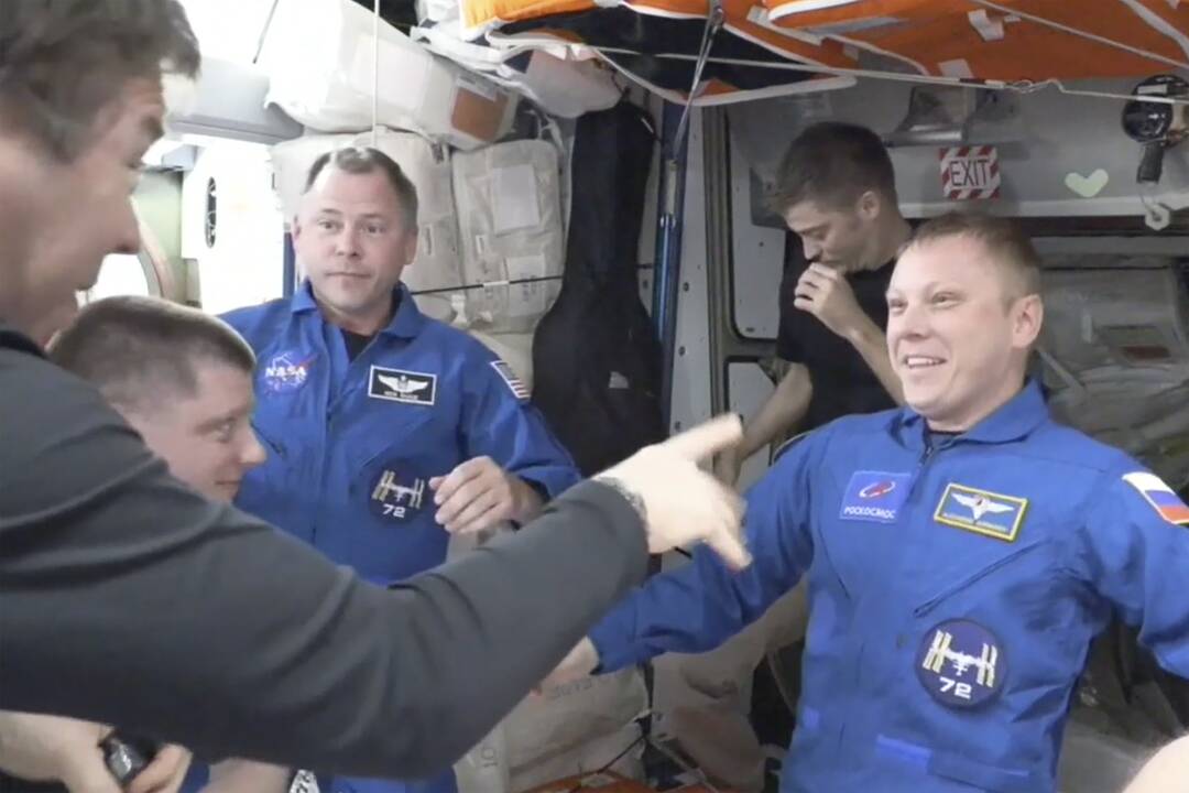 Vasarį įstrigusius astronautus pargabensianti „SpaceX“ kapsulė prisišvartavo prie TKS