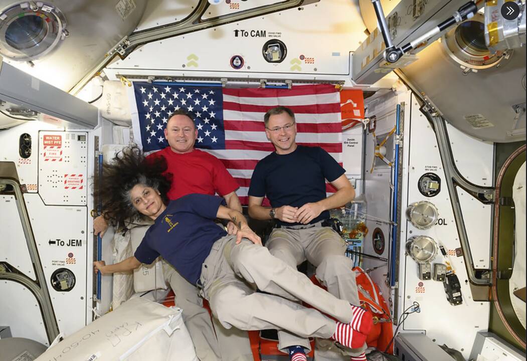 JAV astronautai: grįžimas iš TKS atidėtas ne dėl politinių motyvų
