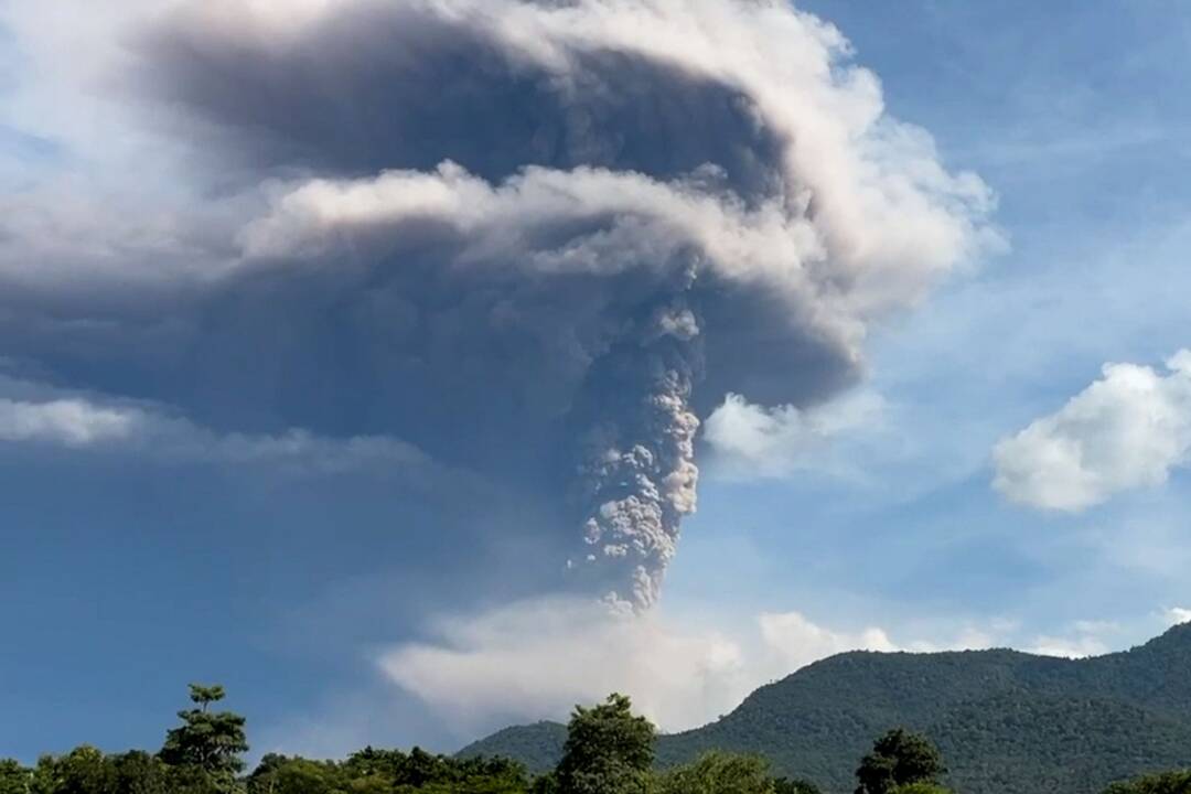 Indonezijos ugnikalnis išsviedė kilometro aukščio pelenų debesį