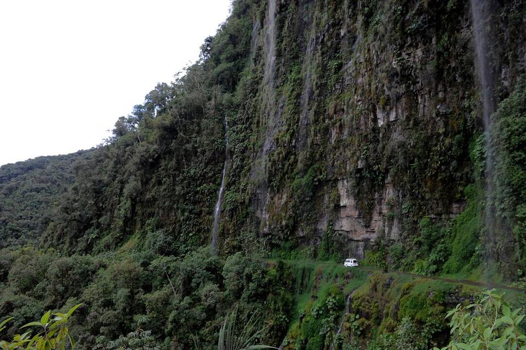 „Mirties keliu“ vadinamas serpantinas Bolivijoje