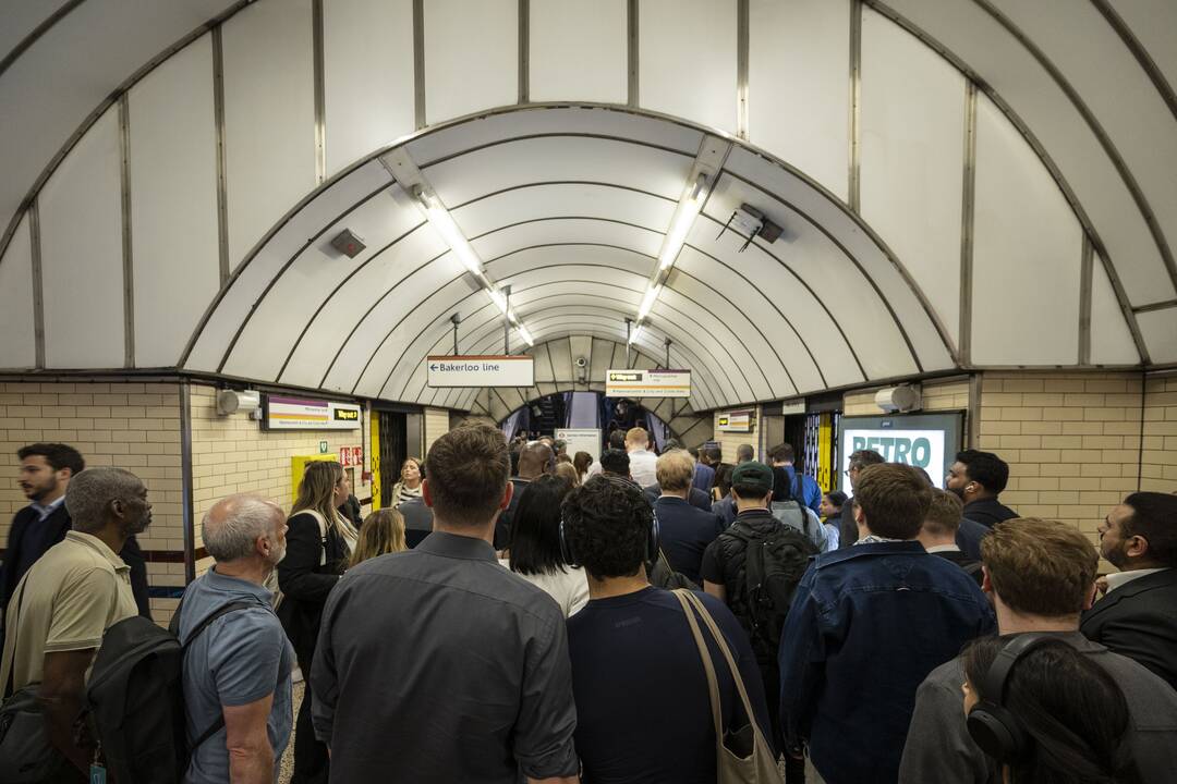 Londono metro nutrūko elektros tiekimas, sustojo traukiniai