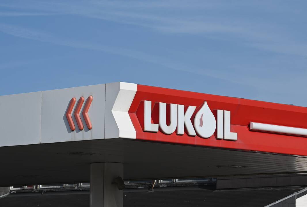 Vengrija žada blokuoti ES paramą Ukrainai, kol ši nepanaikins „Lukoil“ tranzito draudimo