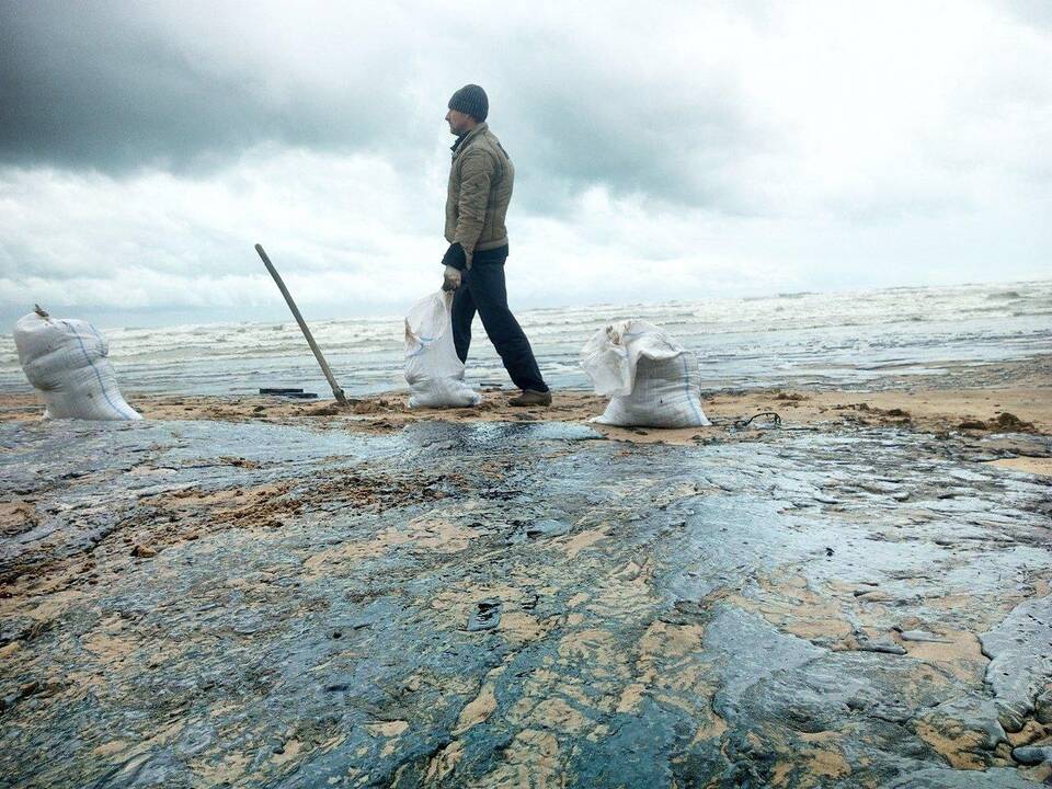 Po tanklaivio katastrofos, kurortiniai Rusijos paplūdimiai skesta mazute