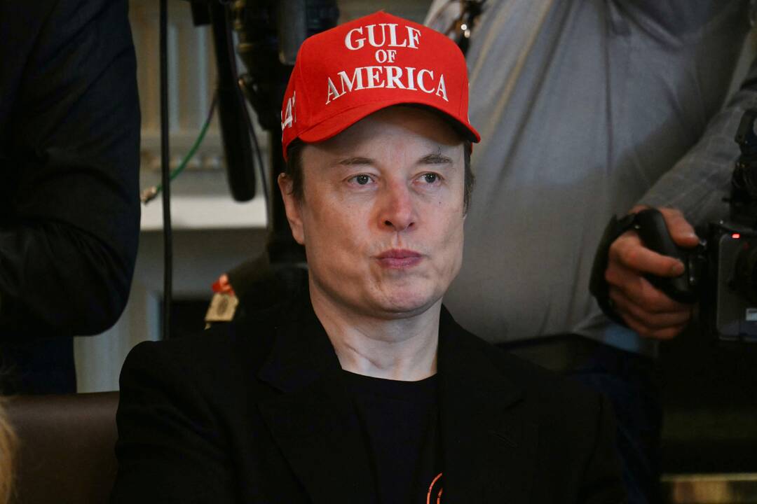 Muskas ketina likti „Tesla“ vadovu dar bent penkis metus