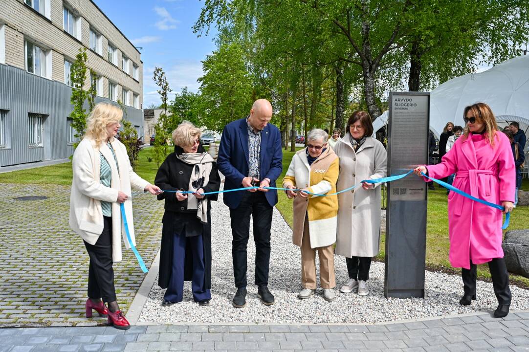 Panevėžyje atidarytas Arvydo Šliogerio skveras