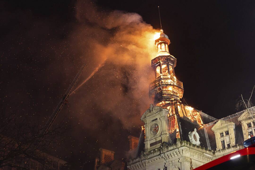 Vieno Paryžiaus rajonų rotušėje kilo didelis gaisras