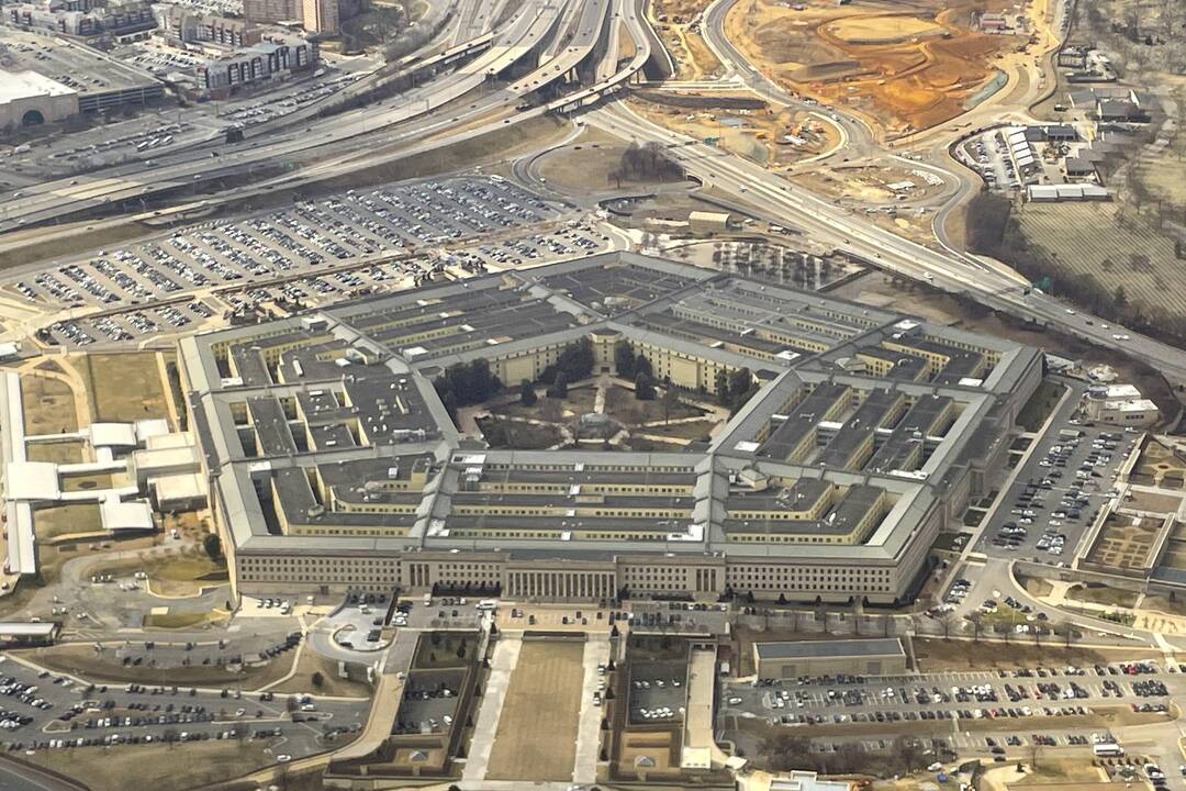 Trumpui pertvarkant Pentagoną kariuomenė atsidūrė politinio dėmesio centre