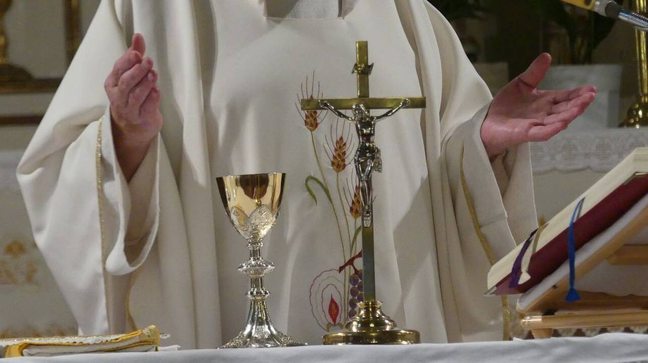 Paryžiuje buvęs Vatikano nuncijus teisiamas už lytinį nusikaltimą 