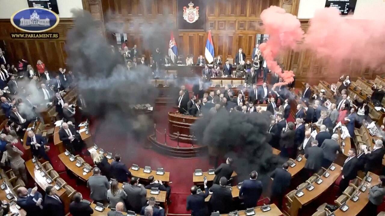 Serbijos parlamente – signaliniai fakelai ir ašarinės dujos