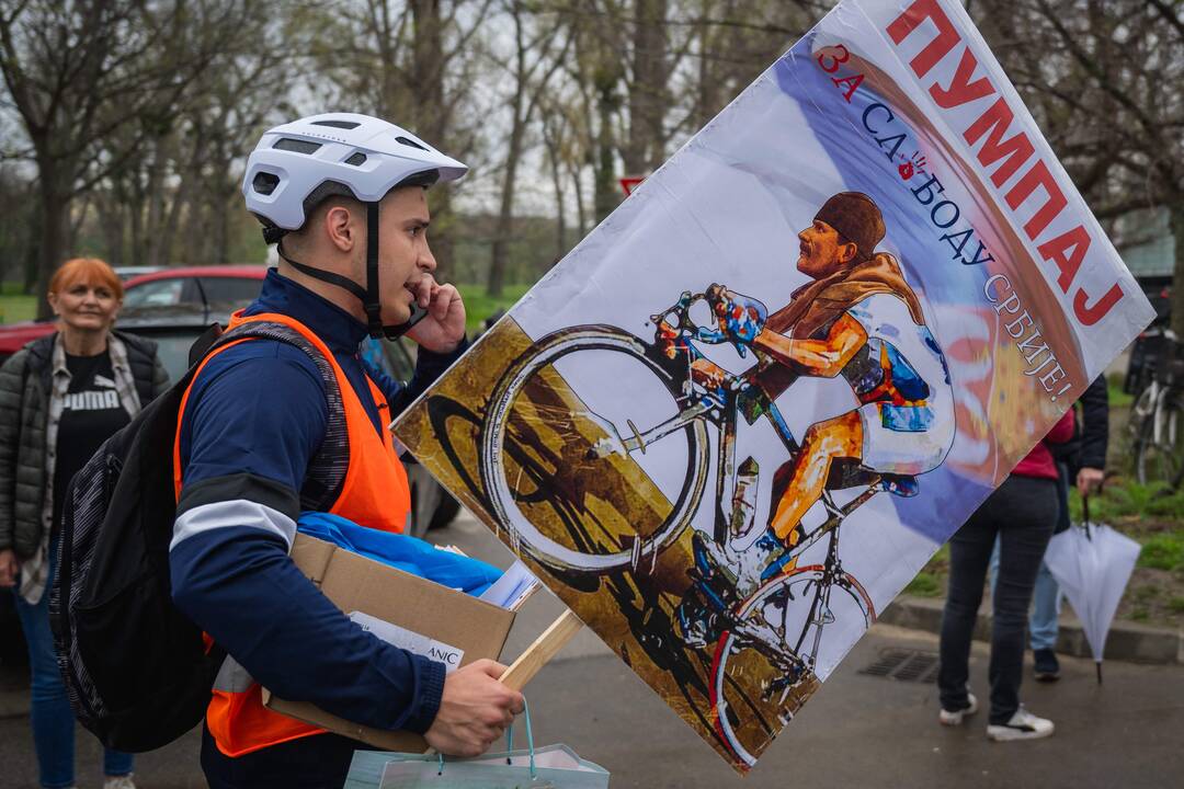 80 serbų studentų dviračiais išvyko į Strasbūrą, siekdami atkreipti ES dėmesį į korupciją