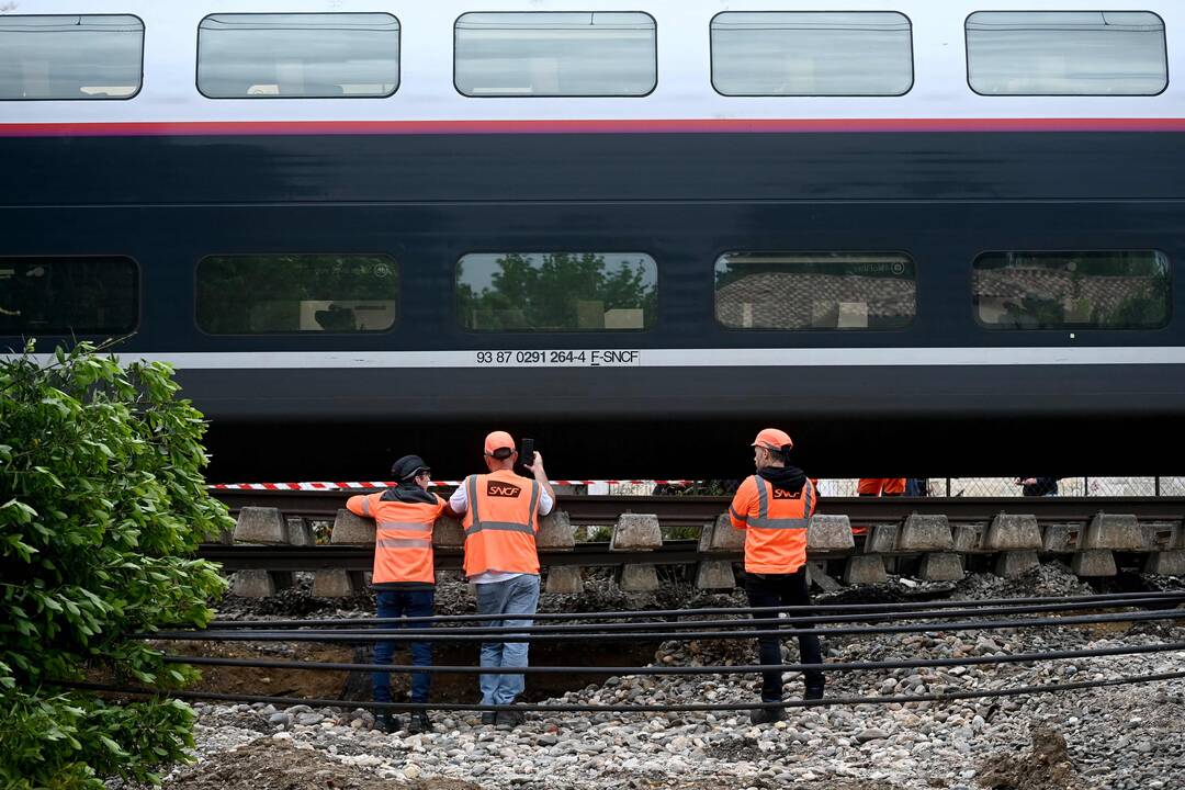 Po audros iš greitojo traukinio evakuota šimtai žmonių