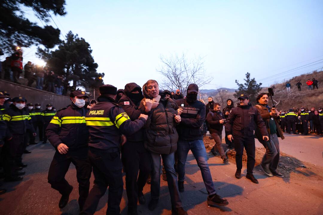 ES diplomatijos vadovė smerkia brutalius veiksmus prieš demonstrantus Sakartvele