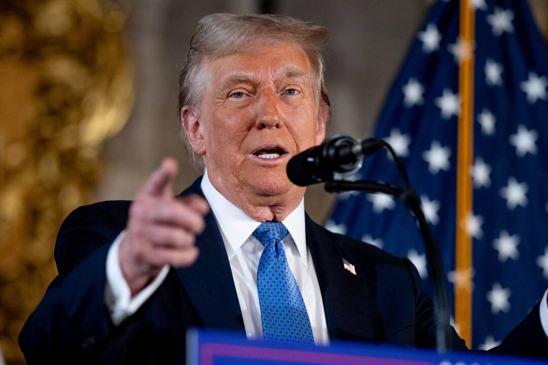 Trumpas nusitaikė į seną politinę oponentę: ji gali sulaukti „daug bėdų“