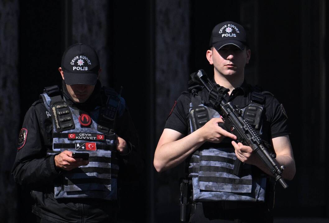 Turkijoje suimti 65 kariškiai ir policijos pareigūnai