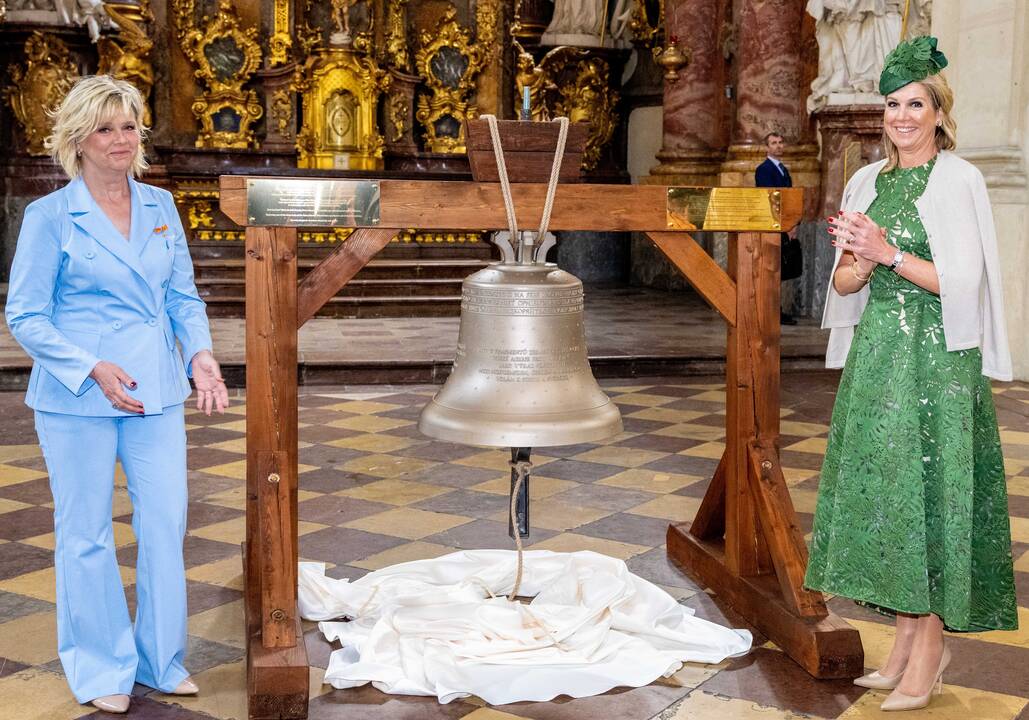 Nyderlandų karalienė Čekijos bažnyčiai perdavė varpą, išlietą iš rusiškų ginklų