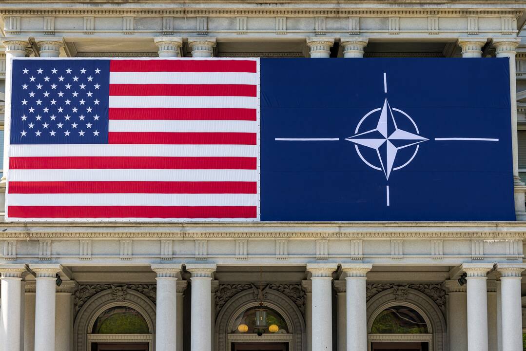 Trumpas toliau reikalauja, kad NATO šalys gynybai skirtų penkis procentus BVP