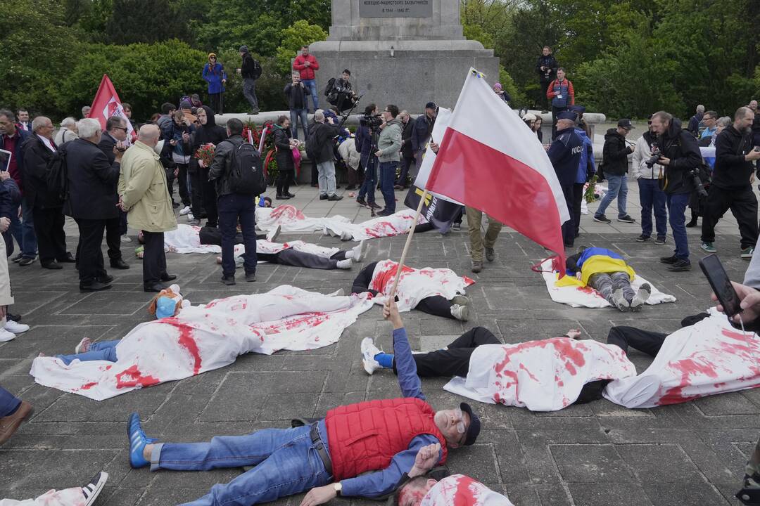 Aktyvistai surengė protesto akciją prie sovietų karių memorialo Varšuvoje