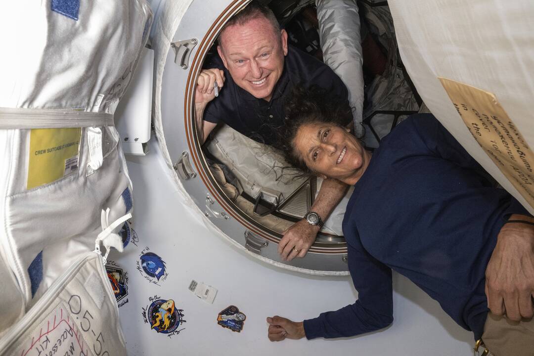 Du kosminėje stotyje įstrigę astronautai į Žemę grįš anksčiau nei planuota
