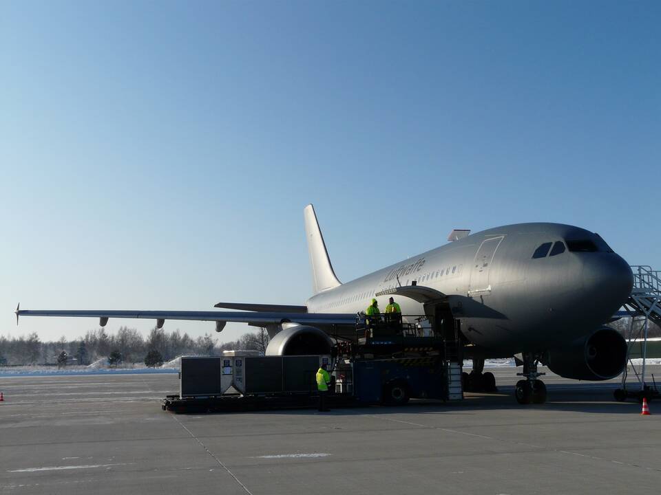 Tarsi pandemijos nė nebūtų: vasarį lėktuvais gabentos gėlės aviacijai teikia vilčių