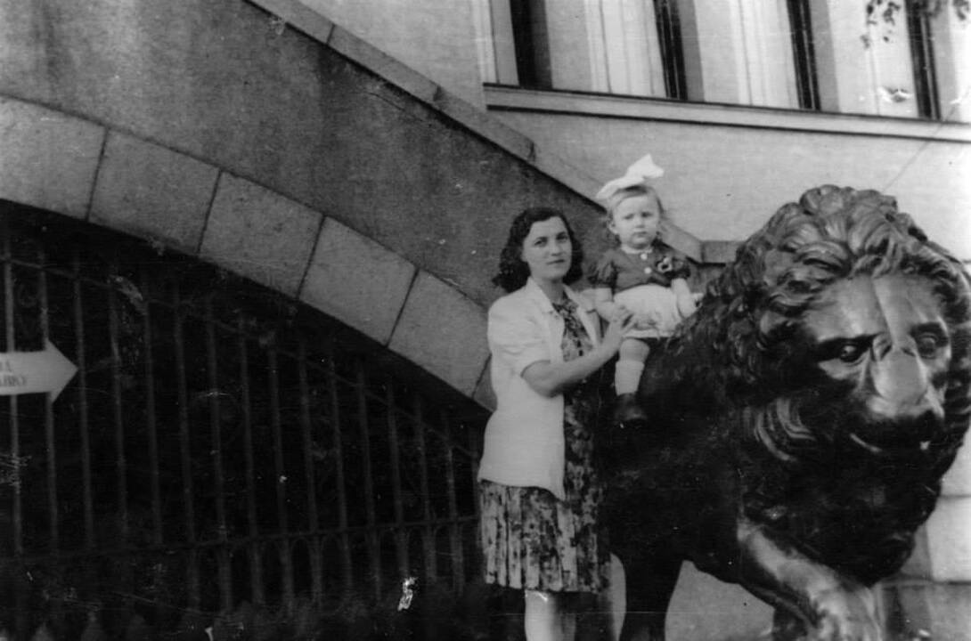 Tradicija – foto prie Karo muziejaus liūtų (daugiau kaip 250 foto)